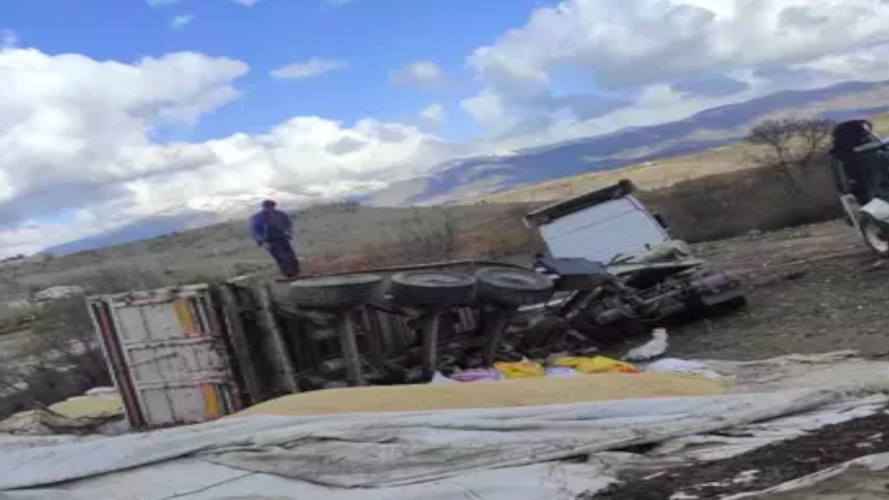 Diyarbakır’da arpa yüklü TIR kaza yaptı